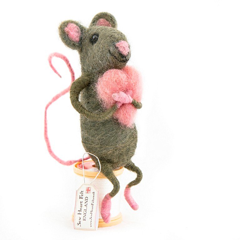 Felt Mouse with pink heart